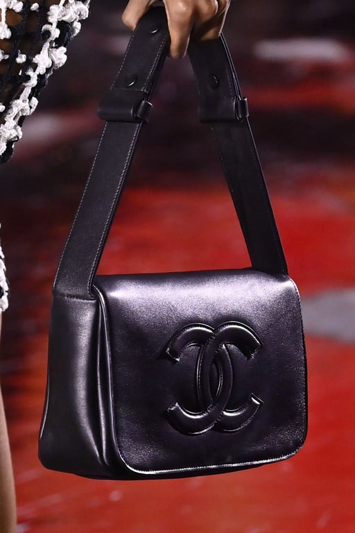 Sac Chanel noir embossé – Louer un sac Chanel élégant et minimaliste 