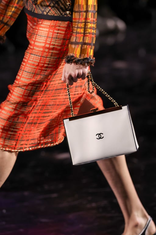 Sac Chanel blanc rigide – Location sac Chanel de luxe avec chaîne dorée 