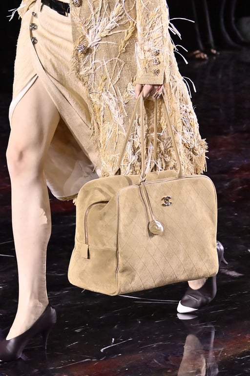 Grand sac Chanel beige en suède – location sac Chanel haut de gamme 