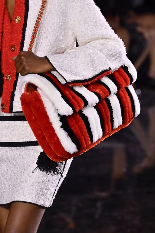 Sac Chanel en fourrure rayé rouge blanc noir – location sac Chanel luxe sur Welpop 