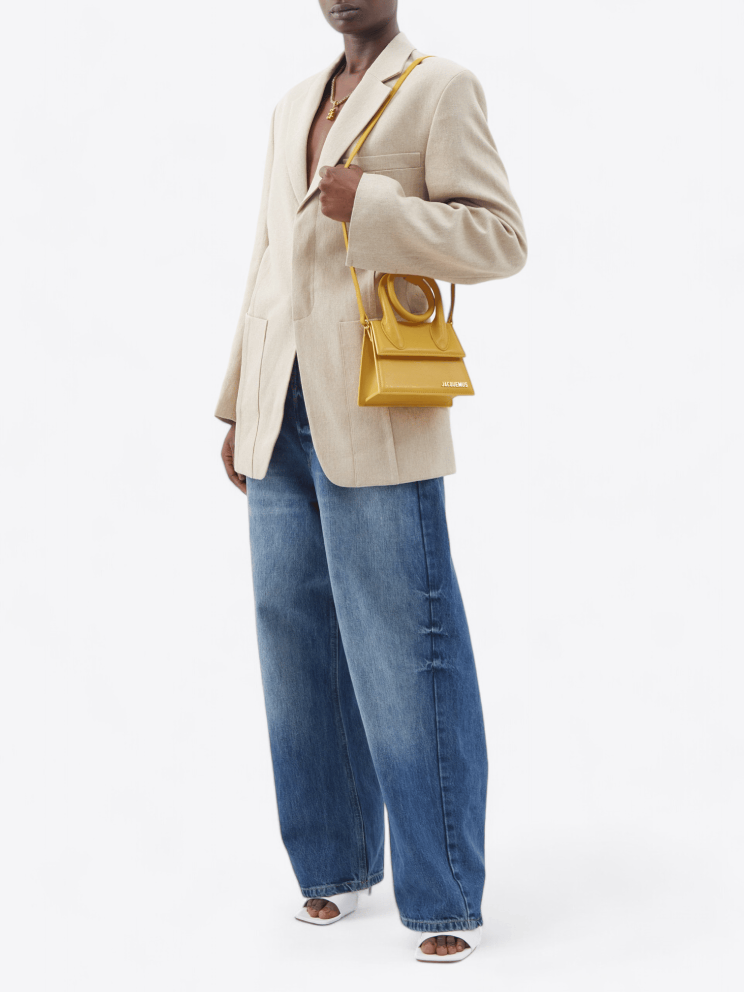 Détails de couture sur le sac Jacquemus Le Chiquito jaune.
