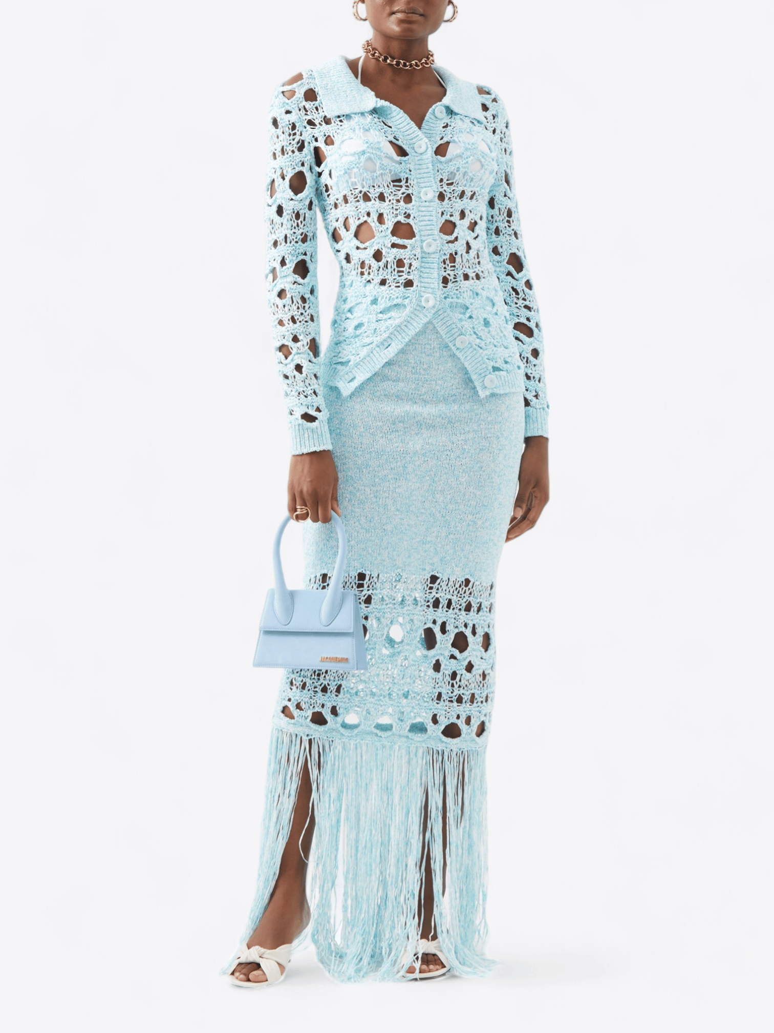 Jacquemus Le Chiquito Moyen aus hellblauem Nubukleder mit goldenen Metalldetails
