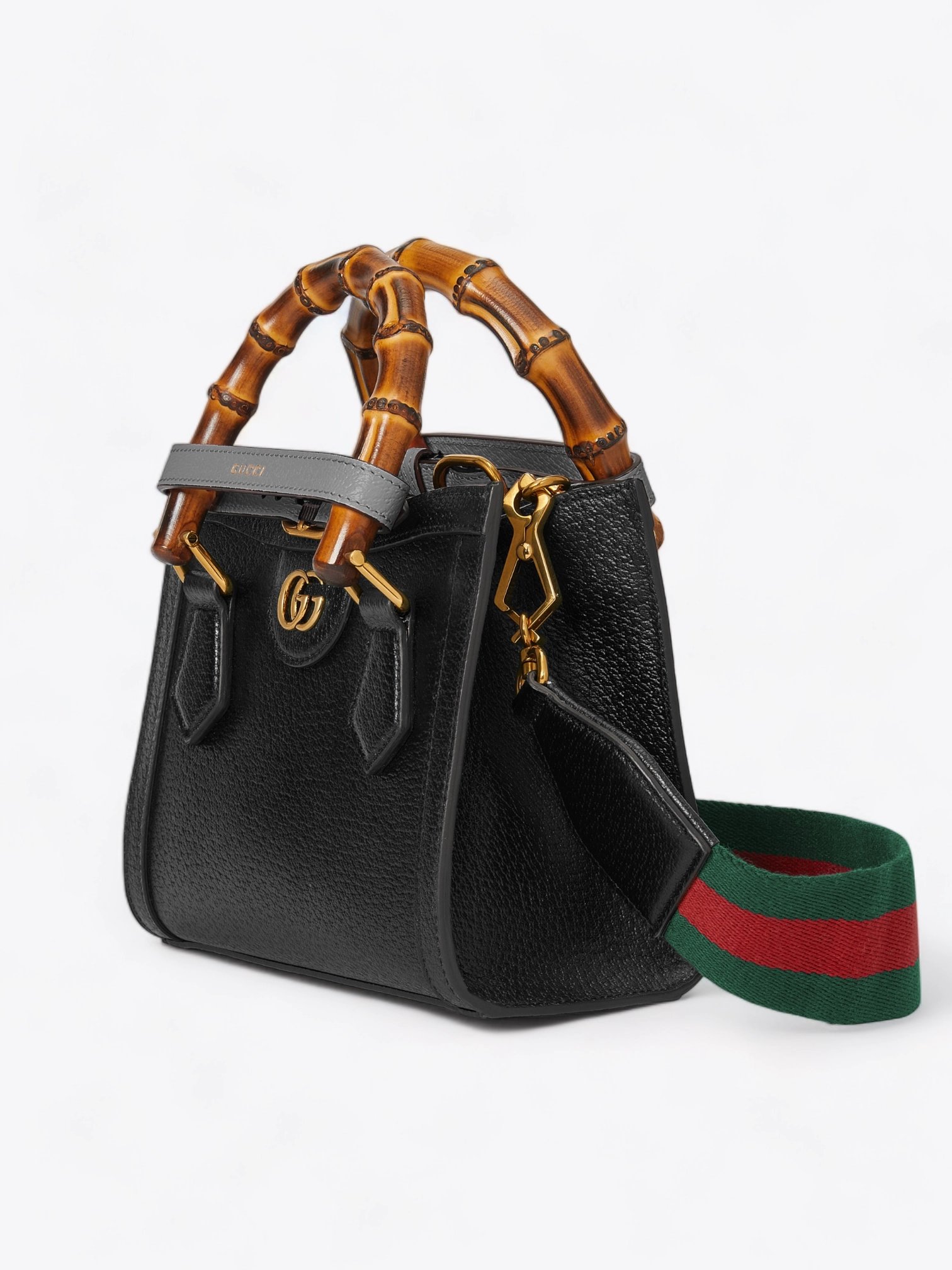 Gucci Diana Luxustasche mit farbigem Riemen und goldenen Details.