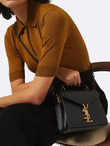 Schwarze Saint Laurent Cassandra Mini Tasche aus strukturiertem Leder zum Mieten bei welPop - Pariser Eleganz mit goldenem YSL-Logo und verstellbarem Schulterriemen