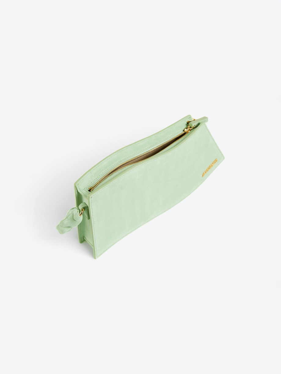 Sac Jacquemus La Vague en cuir vert menthe avec design élégant et anse tressée.