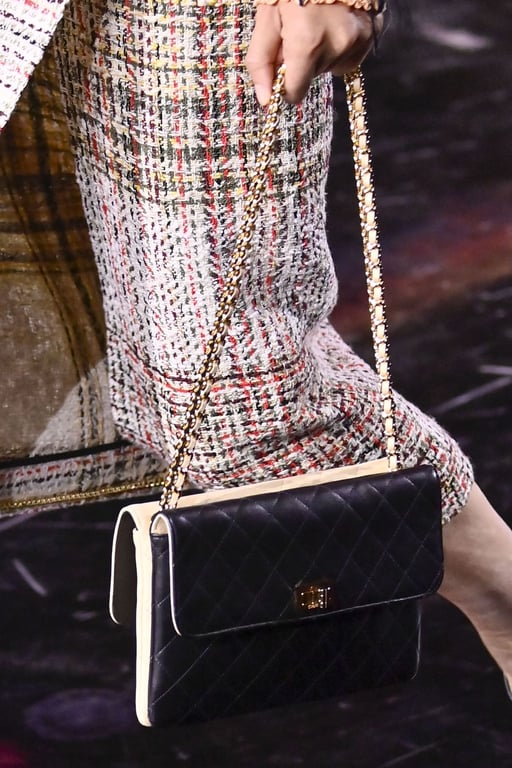 Sac Chanel bicolore noir et blanc chaîne dorée – location sacs Chanel 