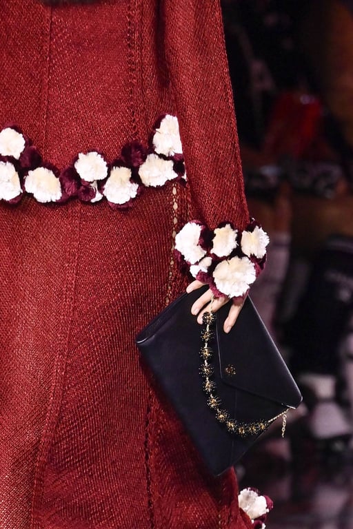 Pochette Chanel noire classique – Location sac Chanel intemporel 