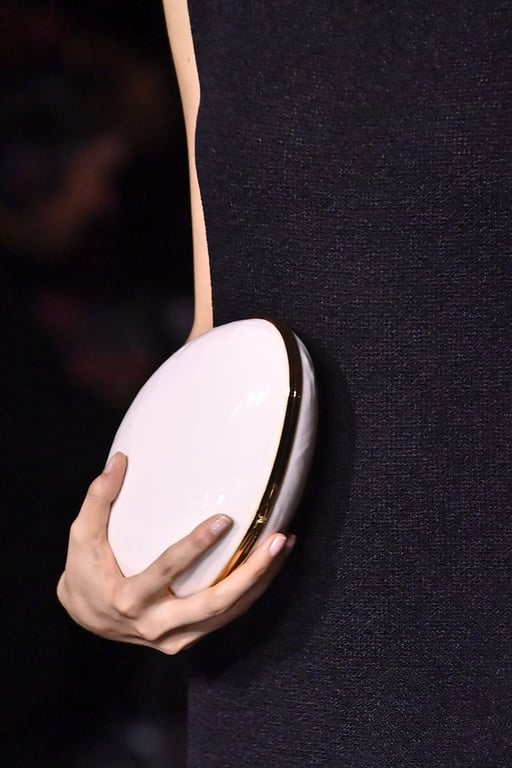 Pochette Chanel blanche moderne – location sac Chanel événementiel 