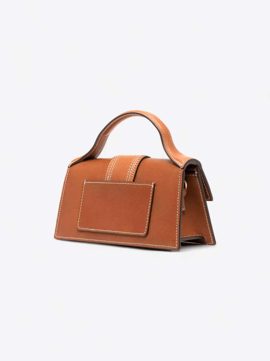 Le Bambino Tasche von Jacquemus aus braunem Leder mit goldenen Details, zur Miete bei welPop.