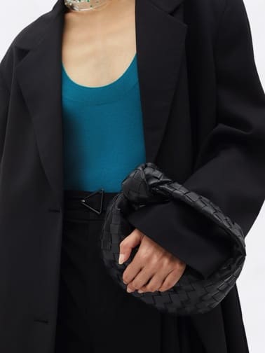 Schwarze Bottega Veneta Mini Jodie Tasche aus Intrecciato-Leder zum Mieten bei welPop - handwerklicher Luxus mit charakteristischem Knotengriff