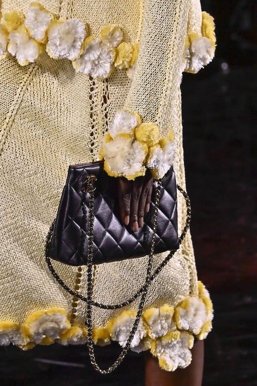 Mini sac Chanel matelassé noir chaîne dorée – location sac Chanel de luxe 