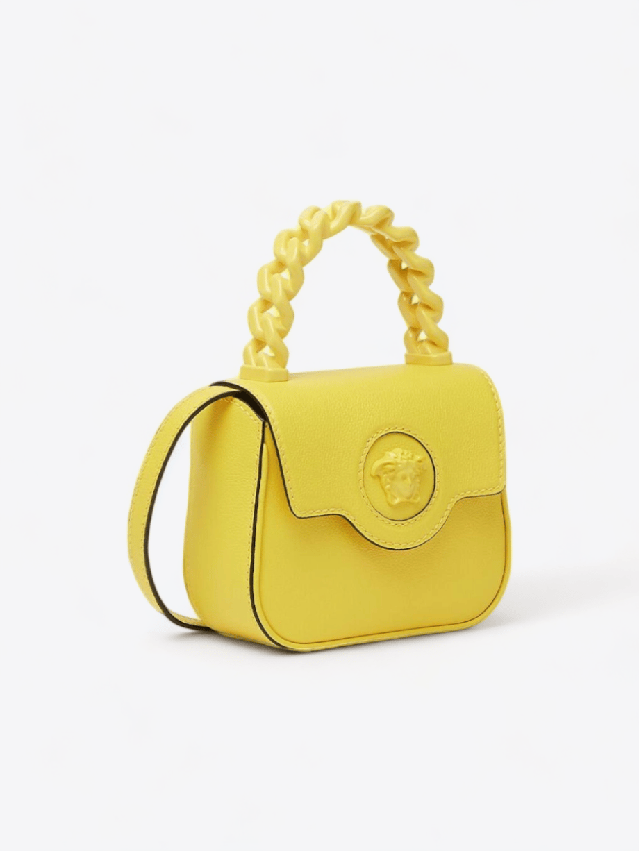 Luxus Versace La Medusa Tasche aus gelbem Leder mit goldenem Medusa-Detail.