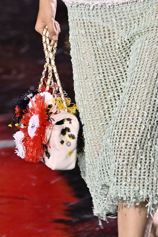 Mini sac Chanel blanc décoratif à franges multicolores – location sac Chanel original 