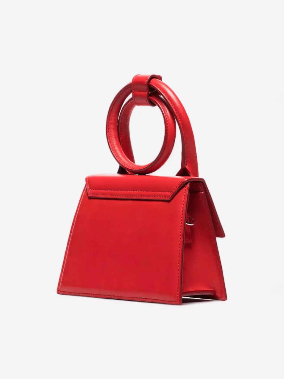 Jacquemus Le Chiquito Noeud en cuir rouge, avec bretelle et anse convertible.
