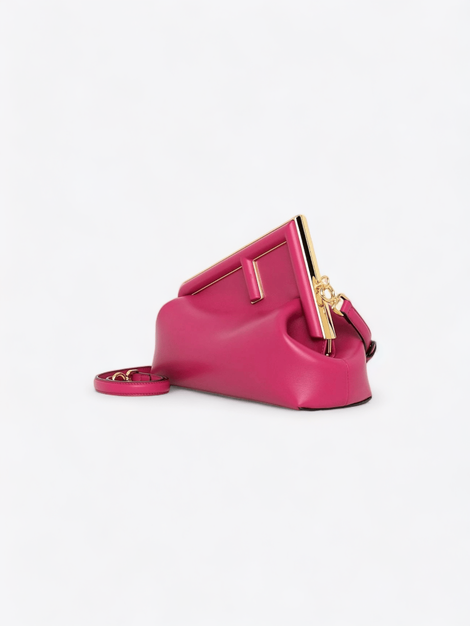 Leuchtend rosa Fendi First Tasche mit verstellbarem Riemen.
