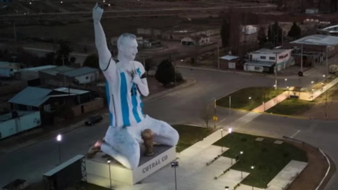 Argentina unveils world's tallest Messi statue