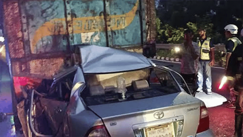 Five killed as car crashes into parked-truck on Dhaka-Mawa-Bhanga Expressway