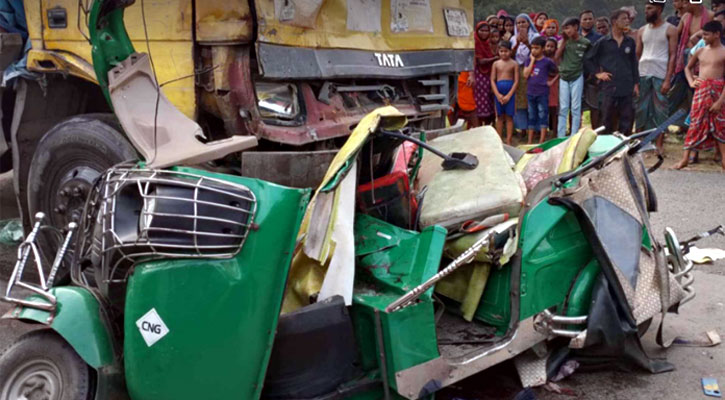 Truck-auto rickshaw collision kills 6 in Narsingdi
