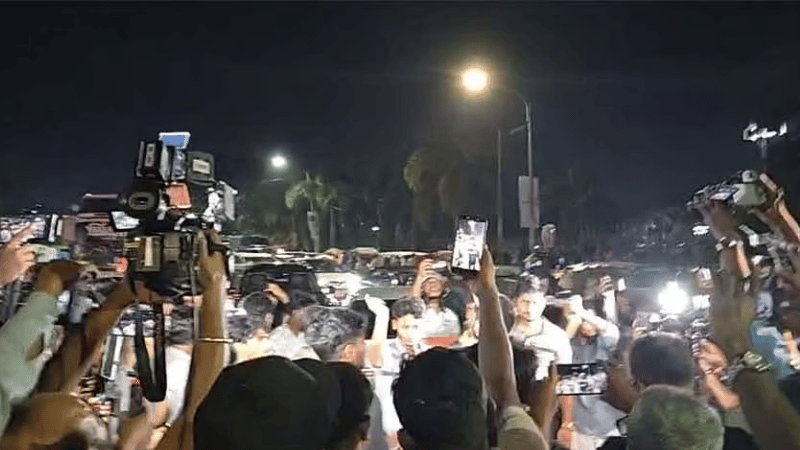 Students again in front of Parliament