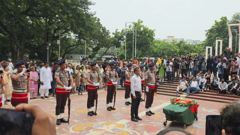 Mustafa Monowar given guard of honour at Shaheed Minar