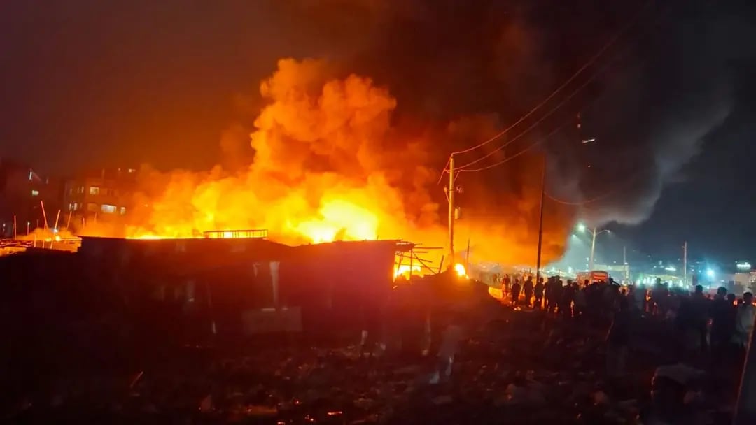 Fire in Kalshi slum spreads rapidly, fire service struggles with w