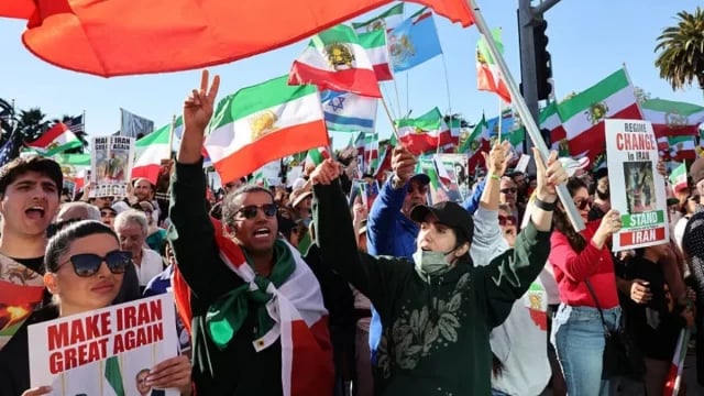 Iran suspends execution of 800 protesters