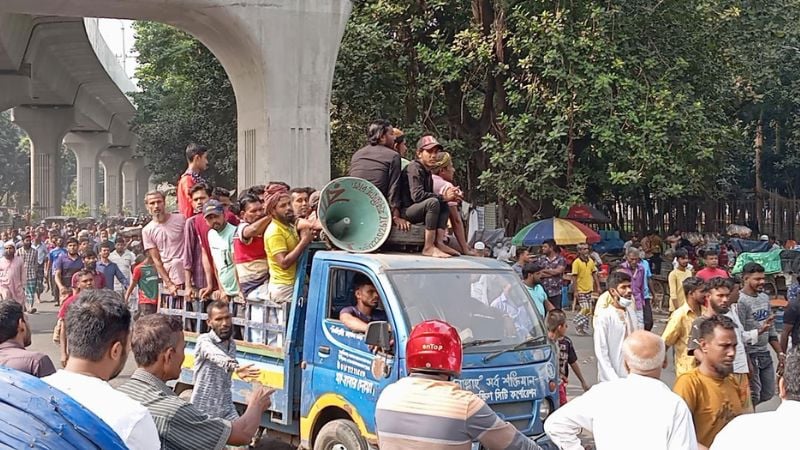 Battery-run rickshaw drivers block Dhaka roads again