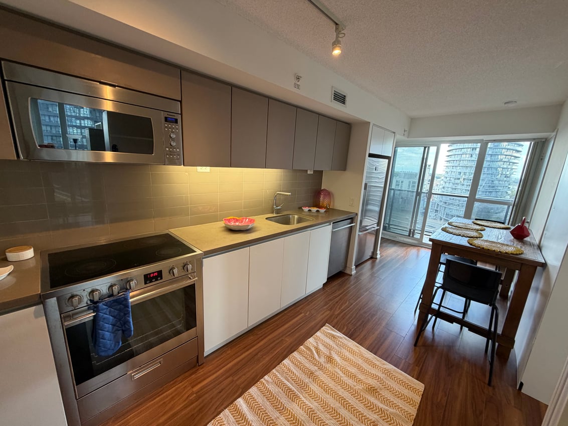Premium Flex Room at 15th Floor - Queens Wharf Road, Toronto — photo 4 of 8