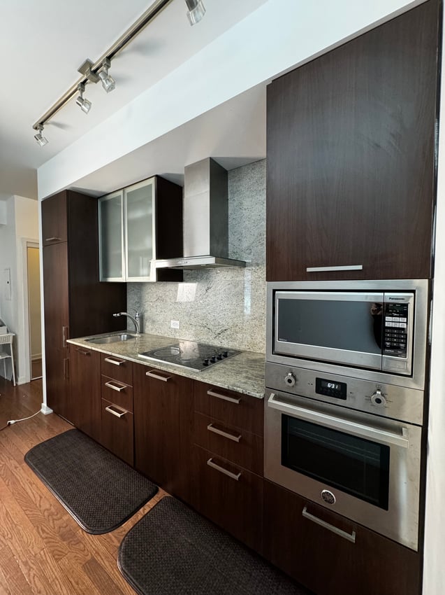 Deluxe Room at 9th Floor - York Street, Toronto — photo 3 of 10