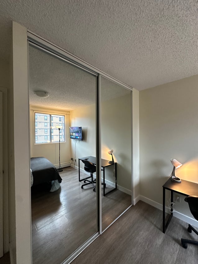 Deluxe Room at 7th Floor - 720 15 Ave SW, Calgary — photo 5 of 14
