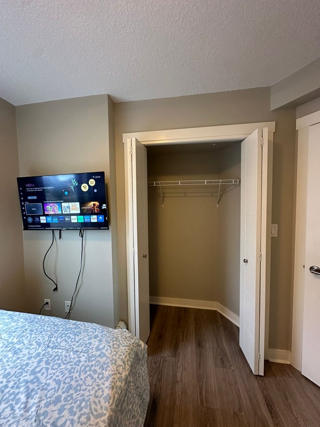 Deluxe Room at 2nd Floor - 1235 11 Ave SW, Calgary — photo 4 of 10