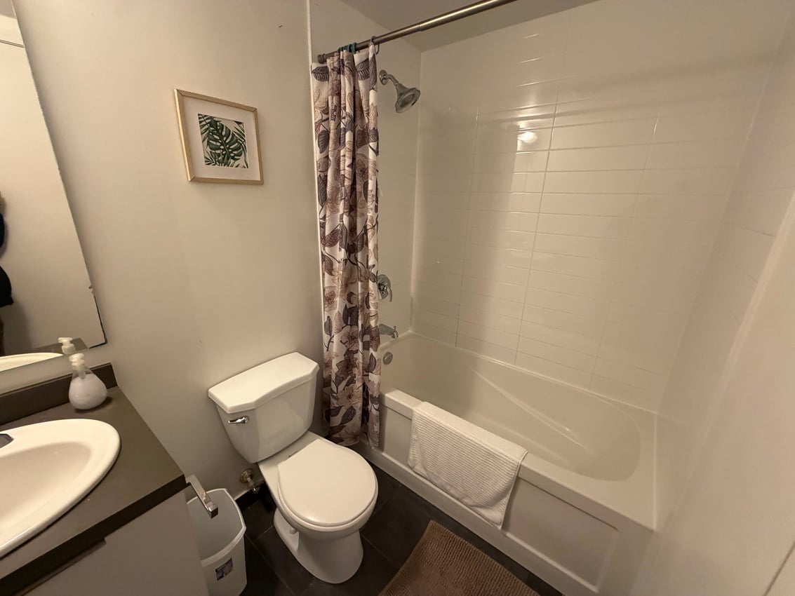 Deluxe Room at 15th Floor - York Street, Toronto — photo 4 of 10
