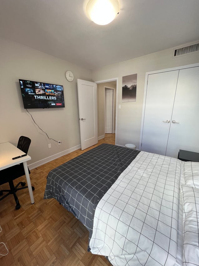 Deluxe Room - Rosehill Avenue & Yonge Street