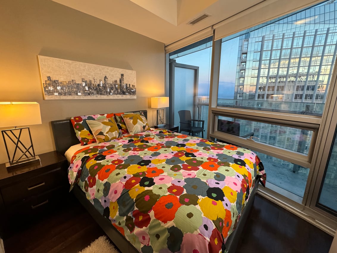 Deluxe Room - York St & Bremner Blvd