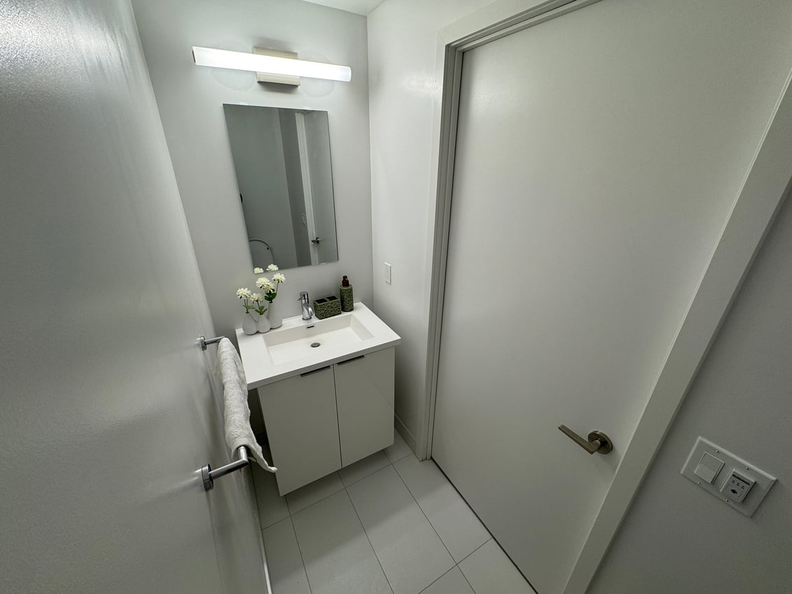 Deluxe Room at 11th Floor - St Patrick St, Toronto — photo 6 of 10