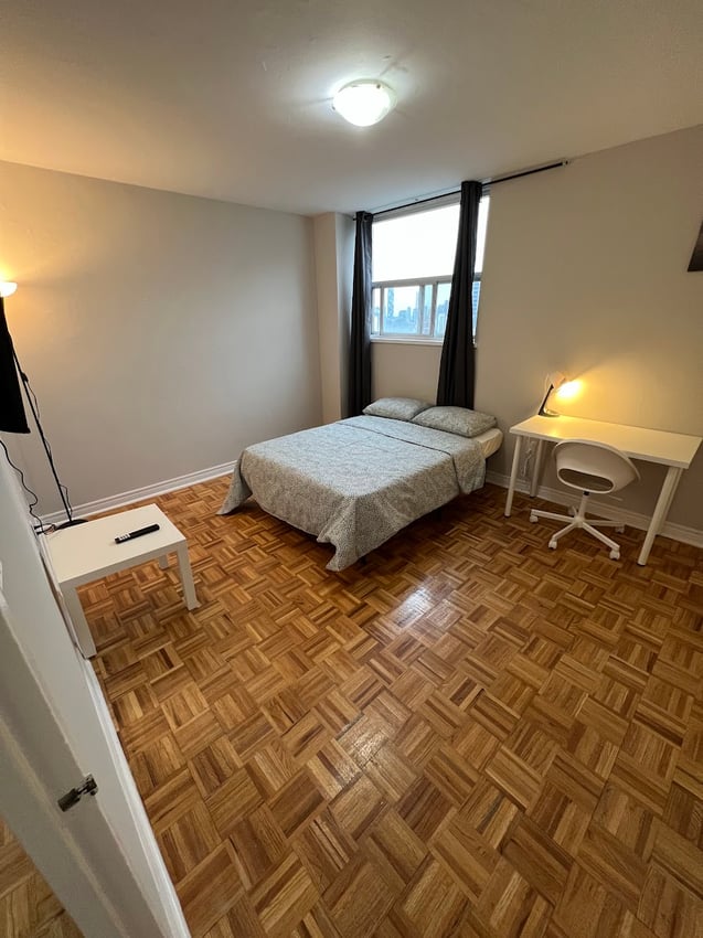 Premium Deluxe - Wellesley St E & Parliament St