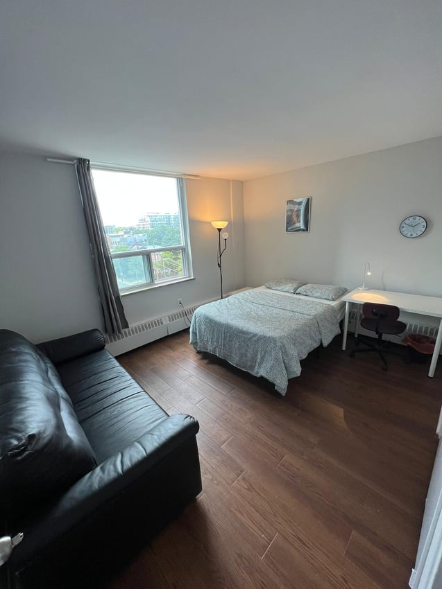 Premium Deluxe - Davisville Avenue & Yonge Street