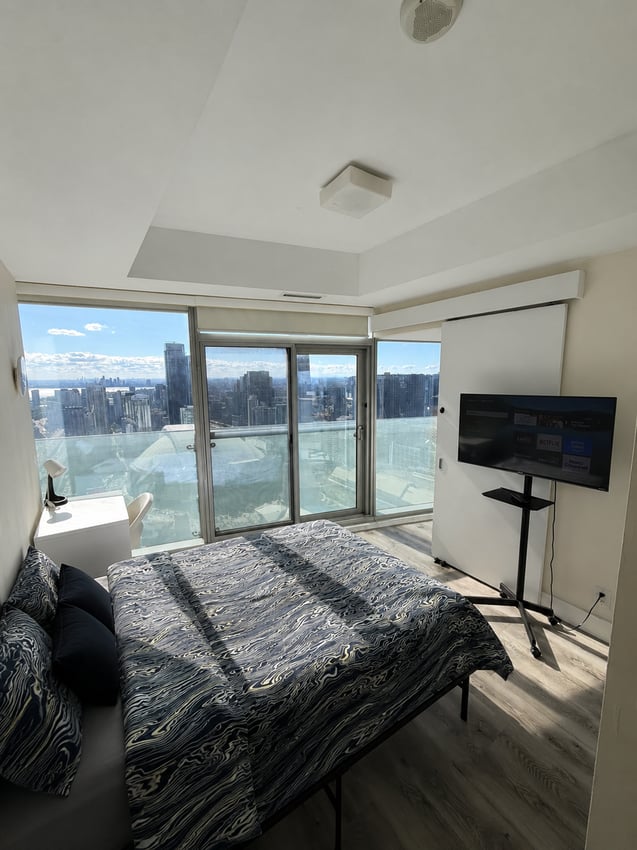 Deluxe Room with Powder Room at 51st Floor - York Street, Toronto — photo 2 of 8