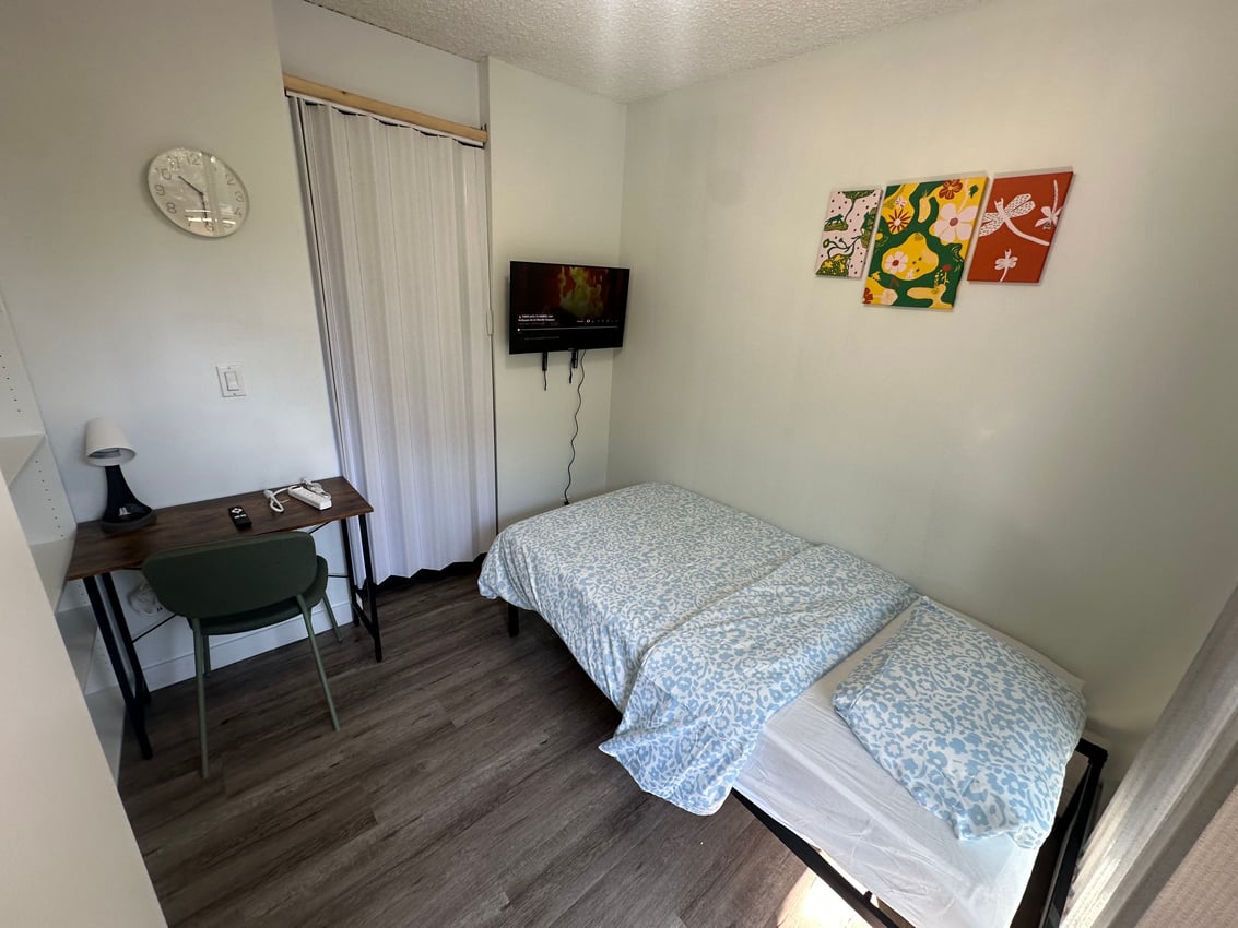 Flex Room with Balcony at 2nd Floor - 1228 13 Ave SW, Calgary — photo 5 of 7
