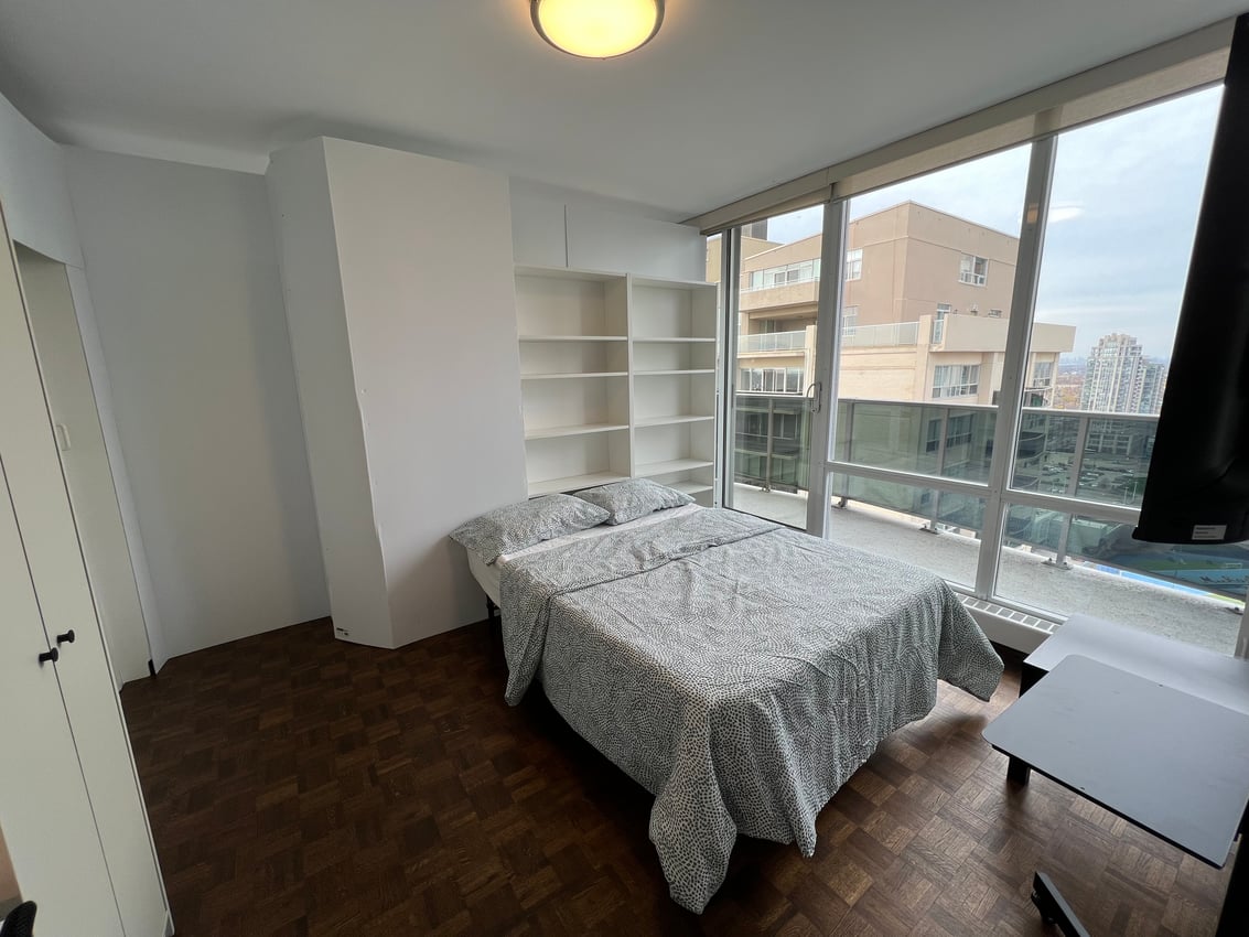 Flex Room with Balcony - Walmer Road & St. Clair Avenue West