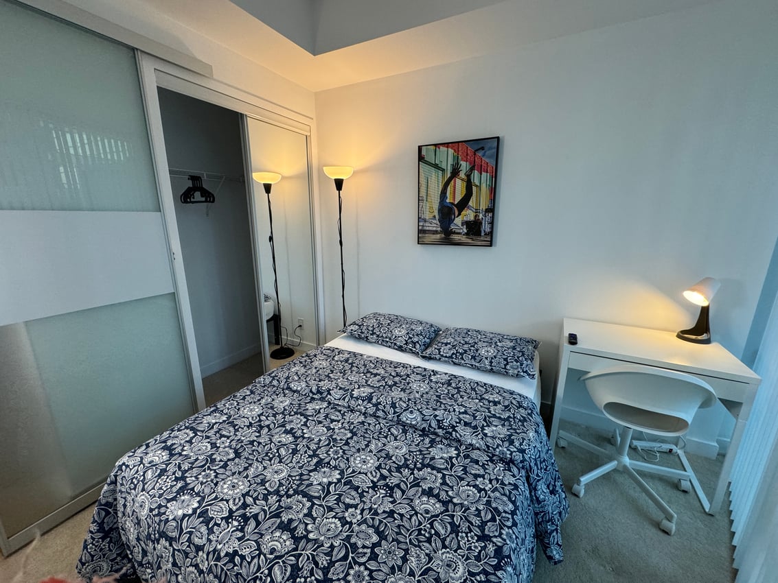 Deluxe Room at 9th Floor - York Street, Toronto — photo 2 of 11