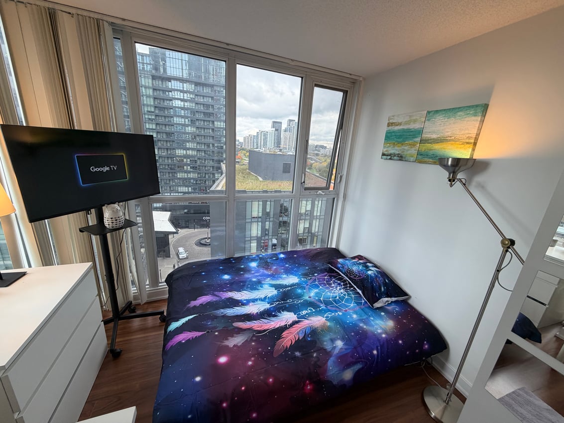 Deluxe Room at 15th Floor - Queens Wharf Road, Toronto — photo 2 of 7