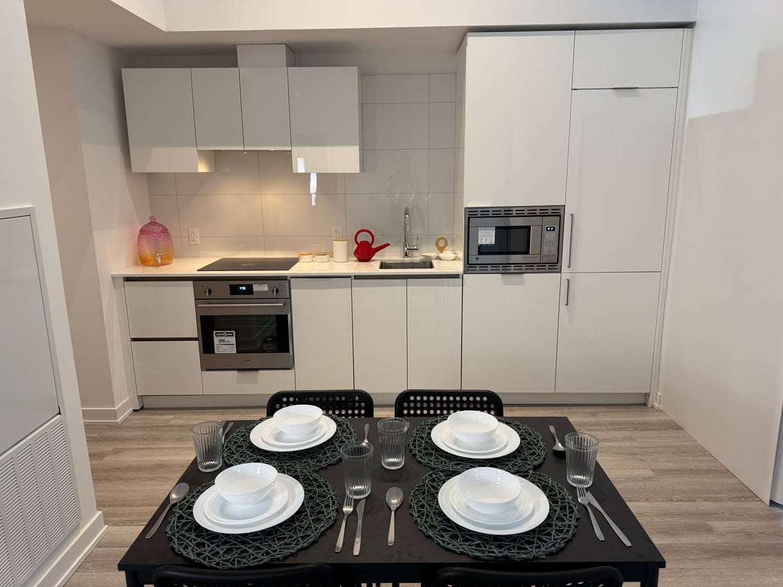 Deluxe Room at 11th Floor - St Patrick St, Toronto — photo 4 of 10