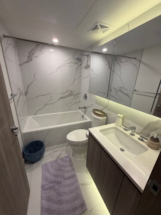 Deluxe Room at 9th Floor - Concord Cityplace Way, Toronto — photo 8 of 27