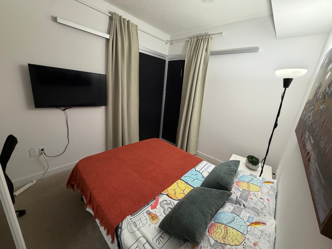 Deluxe Room without Window at 5th Floor - Simcoe St, Toronto — photo 2 of 5
