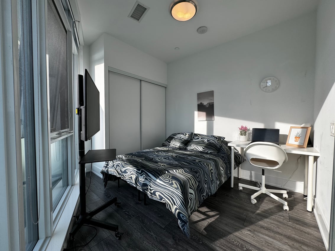 Deluxe Room - Church St & Carlton St