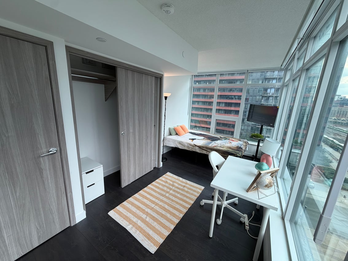 Deluxe Room with Balcony at 9th Floor - Concord Cityplace Way, Toronto — photo 4 of 26