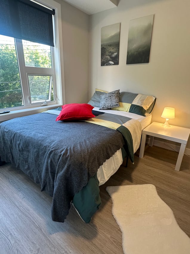 Master Room at 2nd Floor - 825 17 Ave SW, Calgary — photo 3 of 7