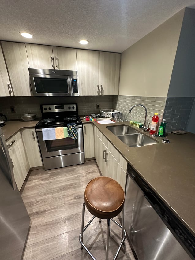 Deluxe Room without Window at 3rd Floor - 1235 11 Ave SW, Calgary — photo 5 of 7