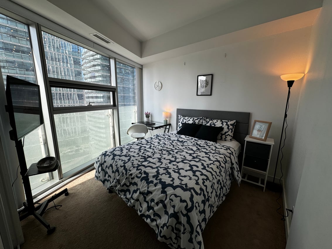 Deluxe Room - York St & Bremner Blvd